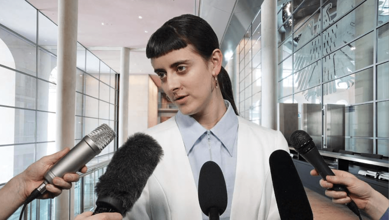 Elsa Artmann, Samuel Duvoisin, Znalezienie się w porównywalnej sytuacji Moving into a Comparable Position Umzug in eine vergleichbare Lage-min Elsa Artmann, Samuel Duvoisin, Znalezienie się w porównywalnej sytuacji Moving into a Comparable Position Umzug in eine vergleichbare Lage